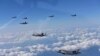 美国海军陆战队的F-35隐形战机和韩国F-15K战斗机在韩国上空飞翔。美国派出6架最先进战机飞赴韩国，参加美韩轰炸实弹演习。其中包括两架B-1B超音速轰炸机和四架F-35隐形战机。韩国有四架F-15战机参加这次演习。（2017年8月31日）