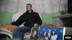 中國著名維權律師高智晟2015年在陝西的窯洞住宅里聽記者講話，旁邊是他兒子的照片和女兒與美國前總統布殊的合影