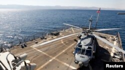 資料照：一架SH-60海鷹直升機停在導彈驅逐艦“斯托克代爾”號驅逐艦的甲板上。該艦在參加“熱切雄獅”演習期間訪問約旦亞喀巴市。 (2013年6月17日)