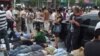 420雅安地震受伤民众等候救治。（网民提供）