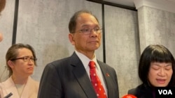 台灣立法院院長游錫堃（中）在華盛頓接受媒體採訪。(2023年2月1日，美國之音鍾辰芳拍攝)