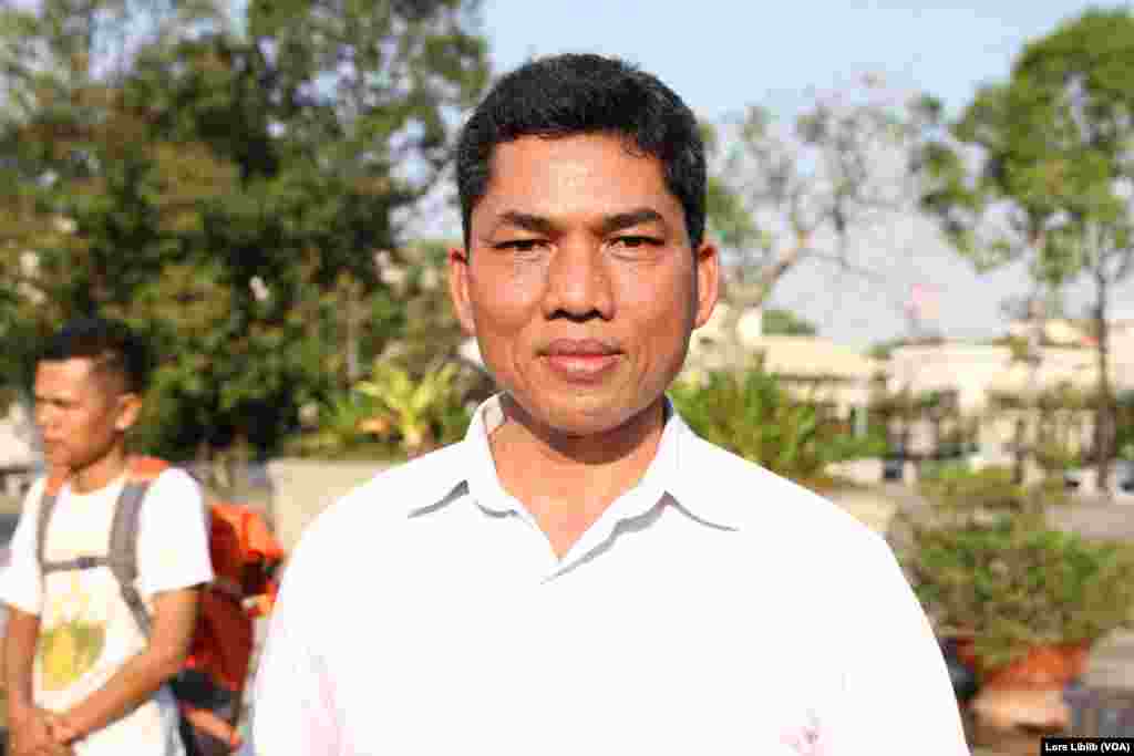 លោក នី ណាក់ ផ្តល់បទសម្ភាសន៍ដល់អ្នកសារព័ត៌មានវីអូអេ នៅក្បែររូបសំណាកយាយពេញ ក្បែរវត្តភ្នំ ក្នុងរាជធានីភ្នំពេញ នៅថ្ងៃទី១ ខែកុម្ភៈ ឆ្នាំ២០២៣។ (លាស់ លីបលីប/វីអូអេ)
