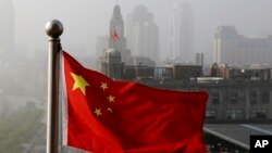 資料照：一面中國國旗在上海上空飄揚。 （2021年1月7日）