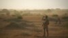 Chassée du Niger, l'armée française doit évacuer ses matériels en majeure partie par voie terrestre vers le Tchad puis le Cameroun.