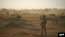 Chassée du Niger, l'armée française doit évacuer ses matériels en majeure partie par voie terrestre vers le Tchad puis le Cameroun.