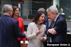 德國外交部長安娜萊娜·貝爾伯克（Annalena Baerbock 中）在布魯塞爾出席歐盟外長會議。（2023年1月23日）