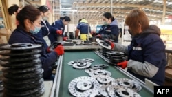 中國安徽淮北的一家工廠工人在鋁製品生產線上工作。（2023年1月31日）