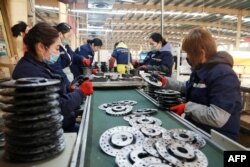中國安徽淮北的一家工廠工人在鋁製品生產線上工作。（2023年1月31日）