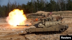 美國陸軍的M1A1艾布拉姆斯坦克在拉脫維亞參加北約演習。(2021年3月26日)