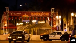 美國洛杉磯附近2023年1月21日夜晚發生槍擊事件，造成9人死亡。當時人們正在慶祝農曆除夕夜。照片中兩輛警車不遠處可見中國字橫幅。