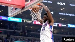 Joel Embiid (21) des Philadelphia 76ers dunke le ballon contre les LA Clippers, Los Angeles, Californie, USA, le 17 janvier 2023.
