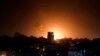 Le feu et la fumée s'élèvent au-dessus des bâtiments de la ville de Gaza, alors qu'Israël a lancé des frappes aériennes sur l'enclave palestinienne, tôt le 2 février 2023.