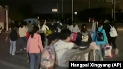 富士康在河南鄭州的蘋果代工廠工人因新冠病毒疫情逃出被封的廠區。 （美聯社2022年10月29日）