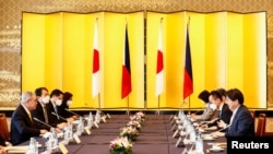 2022年4月9日，菲律賓外長洛欽和日本外相林芳正在日本東京的飯倉賓館舉行雙邊會談。