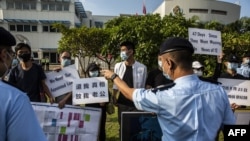 被控偷渡的12港人的親屬在政府飛行服務隊外抗議。 （2020年10月8日）