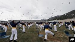 2020年4月18日美國科羅拉多空軍學院2020屆畢業典禮上官們將帽子扔向空中。