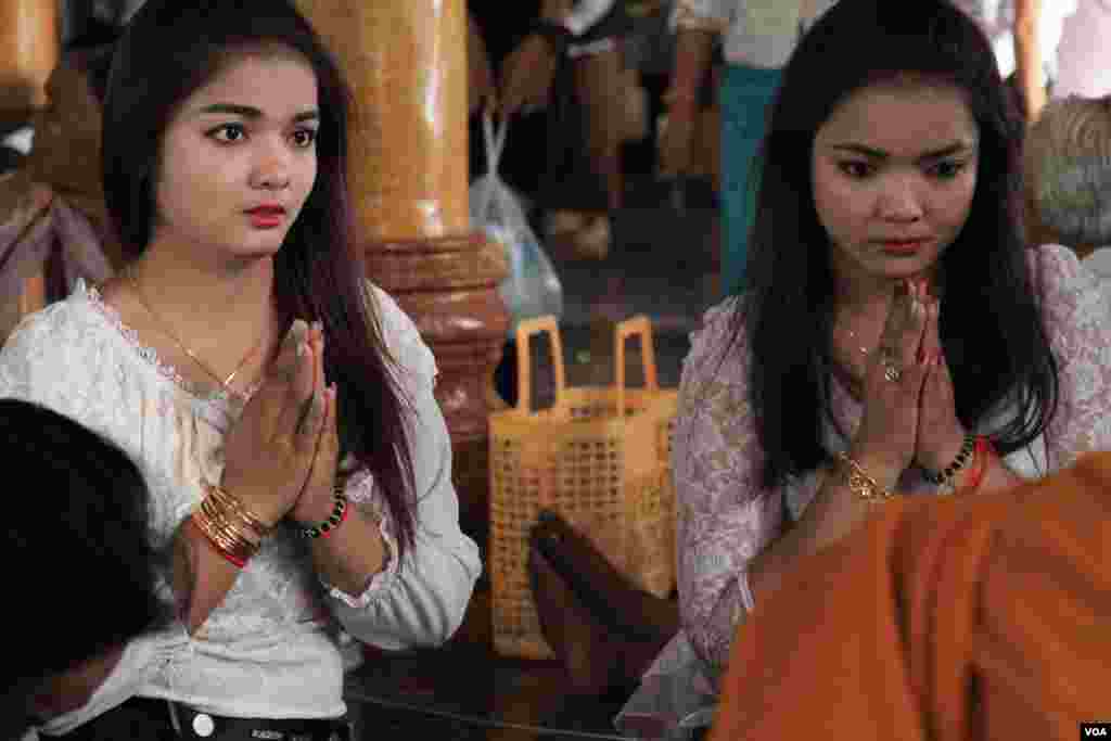 ប្រជាពលរដ្ឋខ្មែរ សំពះព្រះសង្ឃ នៅថ្ងៃបុណ្យចូលឆ្នាំខ្មែរ ក្នុងវត្តមួយជាយរាជធានីភ្នំពេញ កាលពីថ្ងៃទី១៤ ខែមេសា ឆ្នាំ២០១៧។ (ហ៊ាន សុជាតា/VOA)