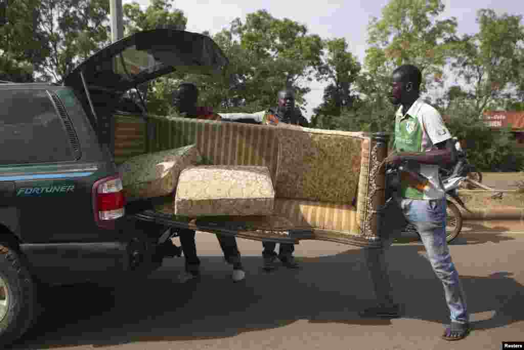 Ces hommes installent dans un véhicule 4x4 un canapé pillé de la villa du frère de l’ex-président Blaise Compaoré qui a quitté le pouvoir vendredi 21 octobre après une vague des manifestations populaires. Le pays est actuellement sous le règne du colonel Yacouba Isaac Zida qui a été désigné samedi 1er novembre 2014 à la tête du pays après que le chef de l’armée s’est auto-proclamé la veille président de la transition. 