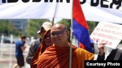 ព្រះតេជគុណ បូរ បេត មានព្រះជន្ម៣៤វស្សា ដែលបានភៀសព្រះកាយចេញពីកម្ពុជា។