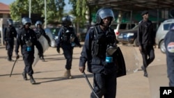 Les forces de sécurité gambiennes massivement déployées à Banjul, Gambie, 5 décembre 2016. (Archives)