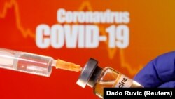 Une petite bouteille étiquetée avec un autocollant «Vaccin anti-coronavirus», le 10 avril 2020. REUTERS / Dado Ruvic