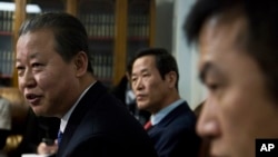 北韓常駐聯合國代表張日勳(左)