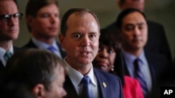 美國國會眾議院情報委員會主席、民主黨人亞當·希夫(Adam Schiff，中) （美聯社資料圖）