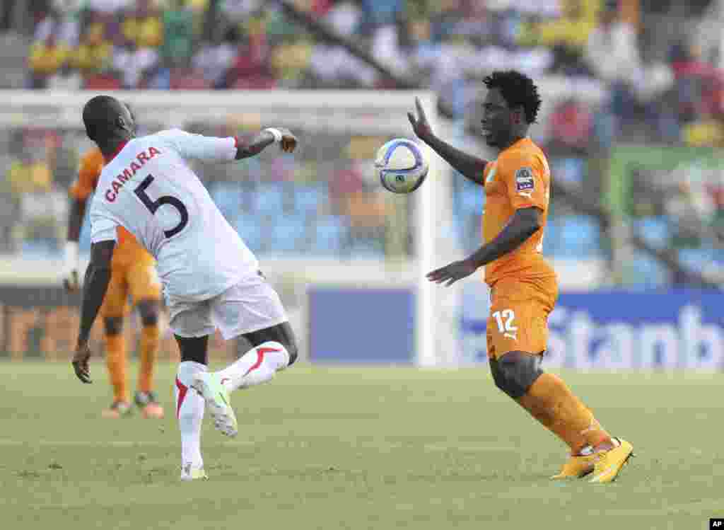 Wilfried Bony de la Côte-d'Ivoire, à droite, est aux prises avec Fode Camara de Guinée, au cours d'une rencontre de la Coupe d'Afrique des Nations Groupe D au stade de Malabo, à Malabo, en Guinée équatoriale, mardi 20 janvier 2015.