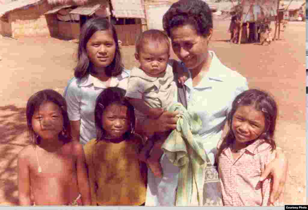 រូបថតអនុស្សាវរីយ៍របស់អ្នកស្រី លី សំបូរ ជាមួយនឹងក្មេងៗរស់នៅក្នុងជំរុំជនភៀសខ្លួន ខាវ អ៊ីដាង កាលពីដើមទសវត្សរ៍ឆ្នាំ១៩៨០។ (រូបថតផ្តល់ឲ្យ)