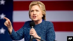 Hillary Clinton, discursando ontem em Cedar Rapids, Iowa.