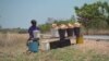 Chômage, famine et désespoir: le dur quotidien des habitants des villes au Zimbabwe
