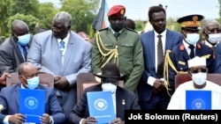 Le chef du Conseil souverain du Soudan, le général al-Burhan, les présidents sud-soudanais Kiir et tchadien Deby, à la signature d'un accord de paix entre le gouvernement de transition du Soudan et les mouvements rebelles, à Juba, au Soudan du Sud, le 3 octobre 2020/Jok Solomun