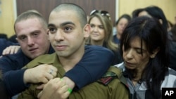 Elor Azaria avec ses parents au tribunal militaire, Tel-Aviv, Israël, le 4 janvier 2017. (Heidi Levine, Pool via AP). 