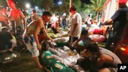 台湾新北市八仙乐园6月27日晚间发生爆炸，燃起大火后，救援人员和部分观众努力救护受伤者。