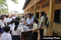 អ្នកស្រី​ អ៊ឹម ចែម ចែក​អំណោយ​ដល់​សិស្សក្នុង​ពិធី​រៀបចំ​ដោយ​អង្គការ​បេសកកម្ម​គ្រិស្ត​អាមេរិកាំង​មួយ​ដឹកនាំ​ដោយ​គ្រូគង្វាលខ្មែរ​លោក Christopher LaPel កាល​ពី​ខែ​វិច្ឆិកា ឆ្នាំ​២០១៧ នៅ​ជិតគេហដ្ឋាន​អ្នកស្រី​ក្នុងស្រុក​អន្លង់វែង ខេត្ត​ឧត្តរមានជ័យ។ រូបថត​ផ្តល់​ឲ្យ​ដោយ​គ្រូគង្វាល Touch Chanthou។ (Courtesy photo)