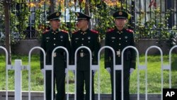 中共十八屆三中全會召開前戒備執勤的警察