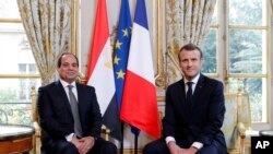 Le président français Emmanuel Macron, à droite, rencontre le président égyptien Abdel-Fattah el-Sissi à l'Elysée, à Paris, le 24 octobre 2017. 