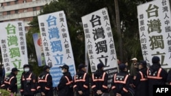 資料照：支持台灣獨立的活動人士在台北舉行幾年228事件70週年的活動時與警察面對面。（2017年2月28日）