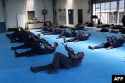 所羅門皇家警察部隊2022年3月29日發佈沒有註明時間的照片顯示，中國警察聯絡官在訓練所羅門的警察。