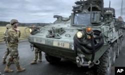 在德國菲爾斯埃克的美國陸軍士兵和斯崔克戰車。(2022年2月9日)