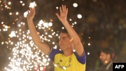 Cristiano Ronaldo, salue les fans d'Al-Nassr, lors de sa présentation au stade Mrsool Park de Riyad, le 3 janvier 2023.