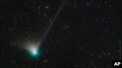 La comète C/2022 E3 (ZTF) est actuellement près de la Terre, 50.000 ans après son premier passage. Elle sera probablement éjectée du système solaire en s'éloignant. C'est donc l'unique occasion de la voir. 