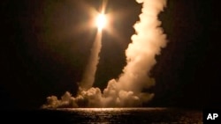 資料照片：俄羅斯海軍一艘核潛艇正在發射洲際彈道導彈。 （2020年12月12日）