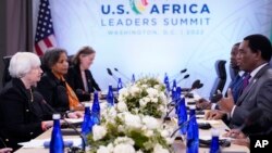 ARCHIVES - Rencontre entre le président zambien Hakainde Hichilema (à dr.) et la ministre des Finances des USA, Janet Yellen, en marge du sommet États-Unis/Afrique à Washington, le 22 décembre 2022.