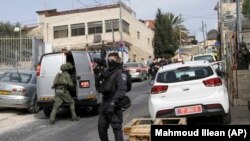 La police israélienne sur le lieu d'une fusillade à Jérusalem-Est, samedi 28 janvier 2023. 