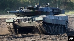 រូបឯកសារ៖ រថក្រោះ Leopard 2 ត្រូវប្រើនៅក្នុងសមយុទ្ធមួយ នៅក្នុងប្រទេសអាល្លឺម៉ង់ កាលពីថ្ងៃទី ២៨ ខែកញ្ញា ឆ្នាំ ២០១១។