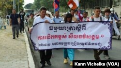 កម្រងរូបភាព VOA៖ សមាគម​គ្រូបង្រៀន​កម្ពុជា​ឯករាជ្យ ចាប់ផ្តើម​ធម្មយាត្រា​ដើម្បី​លើក​កម្ពស់​សីលធម៌​សង្គម