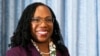 La juge Ketanji Brown Jackson, candidate à la Cour suprême, lors de sa rencontre avec le sénateur Mark Warner, Washington, le 4 avril 2022.
