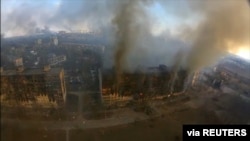 Prédios em Mariupol em chamas devido aos ataques russos, Ucrânia