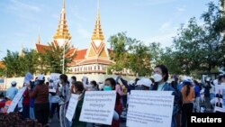 រូបឯកសារ៖ បុគ្គលិកក្រុមហ៊ុនណាហ្គាវើលដ៍កាន់បដាធ្វើបាតុកម្មតវ៉ានៅមុខរដ្ឋសភាជាតិ ក្នុងរាជធានីភ្នំពេញ កាលពីថ្ងៃទី ៥ ខែមករា ឆ្នាំ ២០២២។